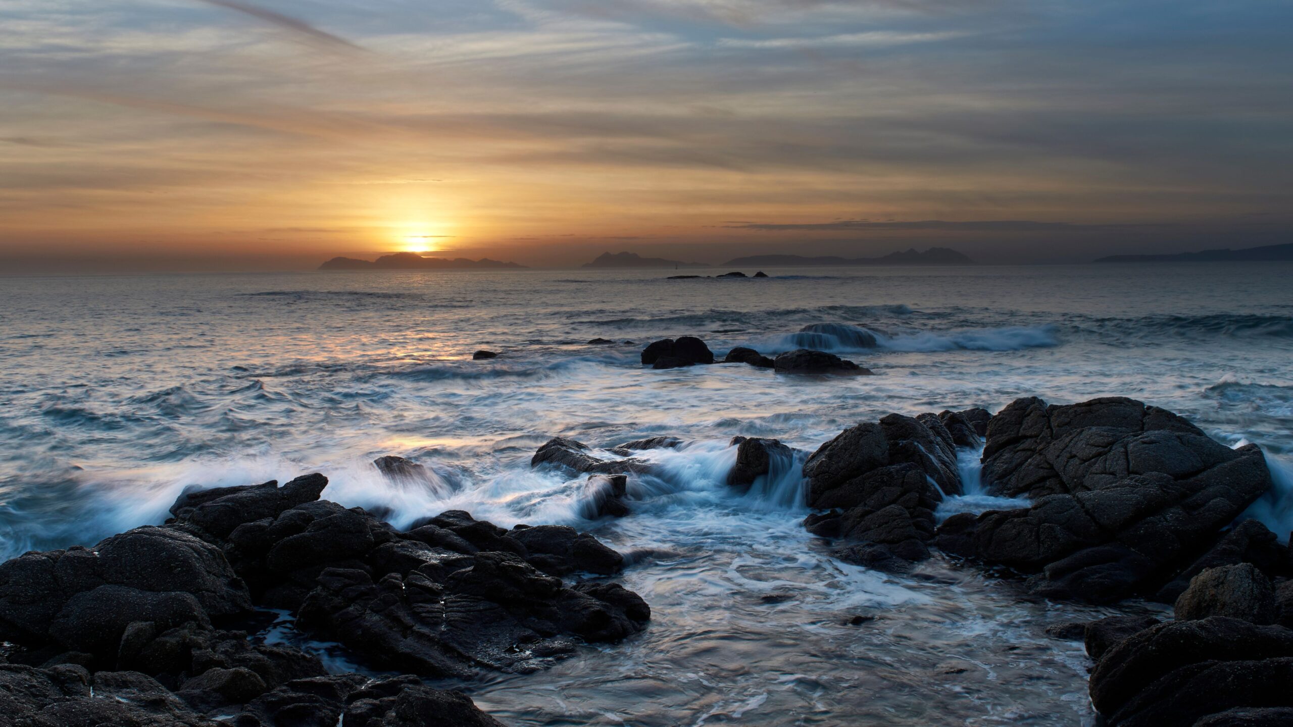 Playa gallega al atardecer
